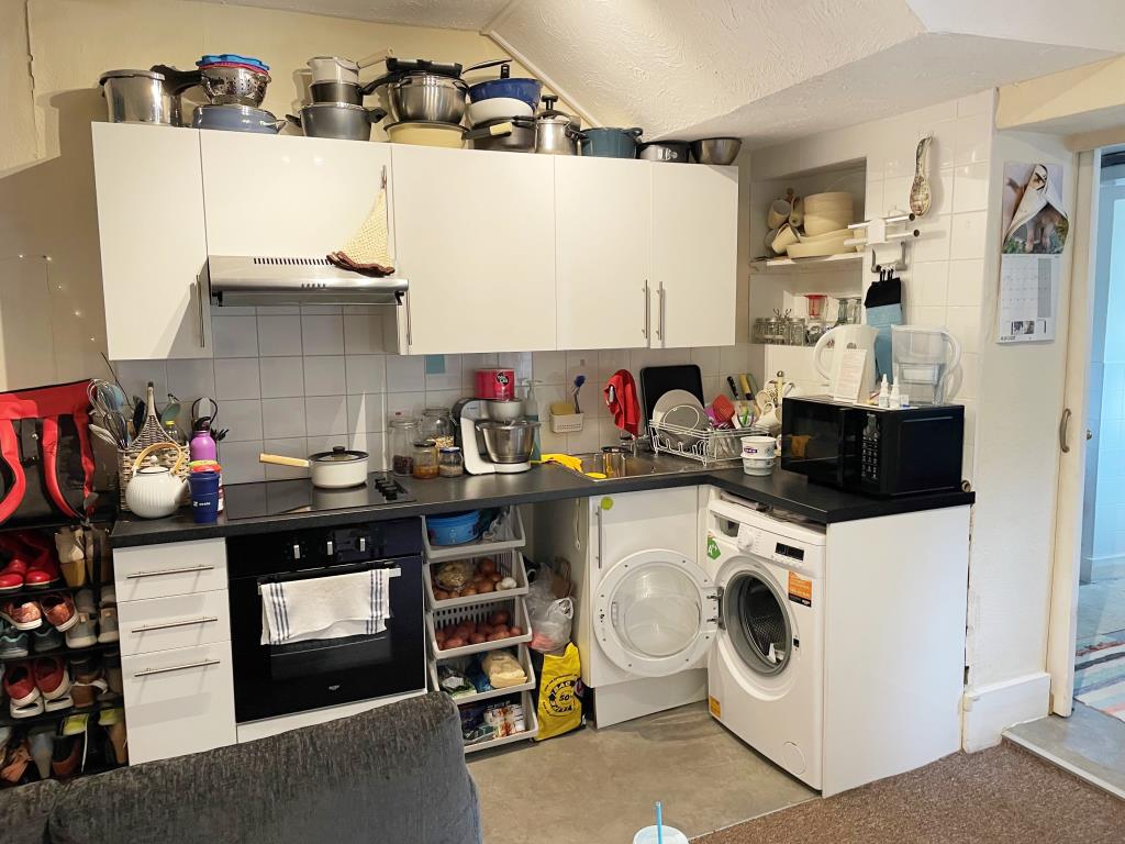 Lot: 71 - PATIO FLAT FOR INVESTMENT IN CITY CENTRE - Open plan kitchen with fitted units